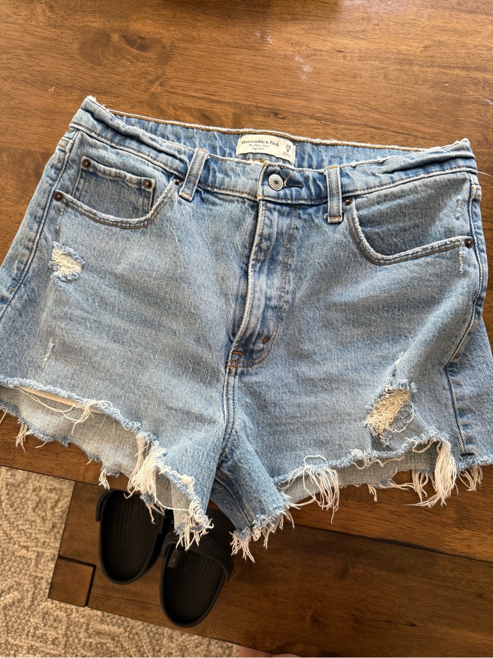 ABERCROMBIE AND FITCH DISTRESSED MOM SHORT